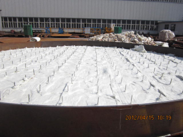 爐蓋保溫-層鋪毯施工穿過(guò)錨固釘-火龍耐材提供 爐蓋保溫-層鋪毯施工穿過(guò)錨固釘-火龍耐材提供