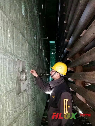 第1臺熱風(fēng)爐施工完畢噴涂防輻射料后.jpg 第1臺熱風(fēng)爐施工完畢噴涂防輻射料后.jpg